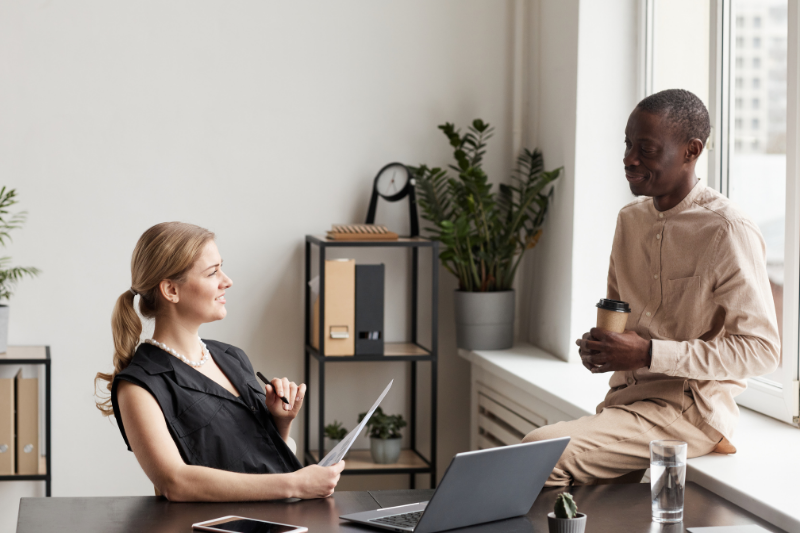 funil de marketing digital: imagem de duas pessoas conversando em reunião numa sala de escritório
