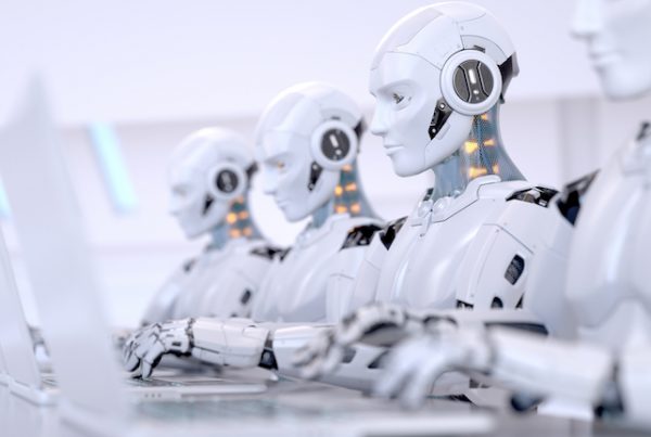 Benefícios da Inteligência Artificial: imagem de três robôs