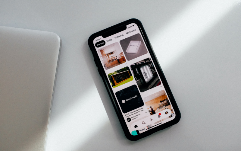 pinterest ads: imagem de um celular com o aplicativo do pinterest aberto na tela mostrando pins