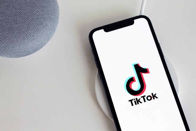 Tráfego pago: imagem de um celular com a página do Tiktok aberta. 