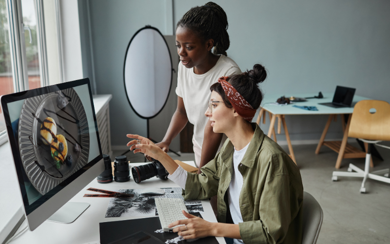 IA que Cria Imagens: duas mulheres olhando para uma imagem na tela do computador