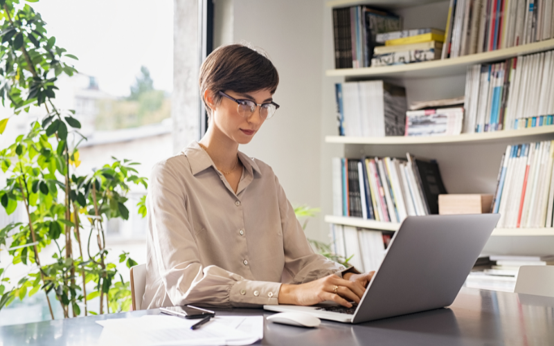 Machine learning: imagem de uma mulher trabalhando em um escritório olhando para a tela do notebook